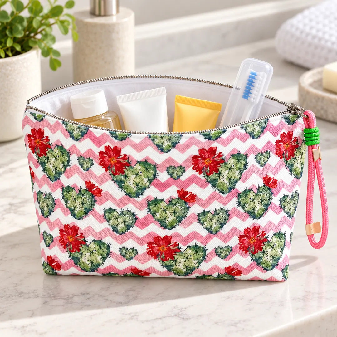 Necessaire Grande Impermeável Gal Corações Cacto Floral aberta com produtos de higiene e cosmética