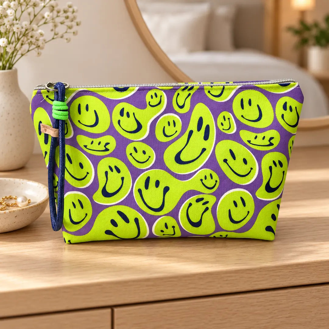 Necessaire Grande Impermeável Gal Smiles Verdes Lilás — em ambiente de lifestyle