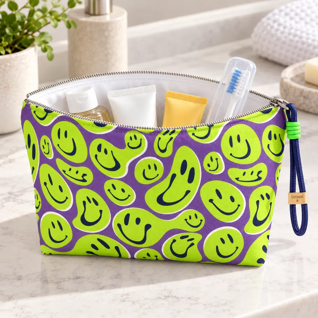 Necessaire Grande Impermeável Gal Smiles Verdes Lilás aberta com produtos de higiene e cosmética