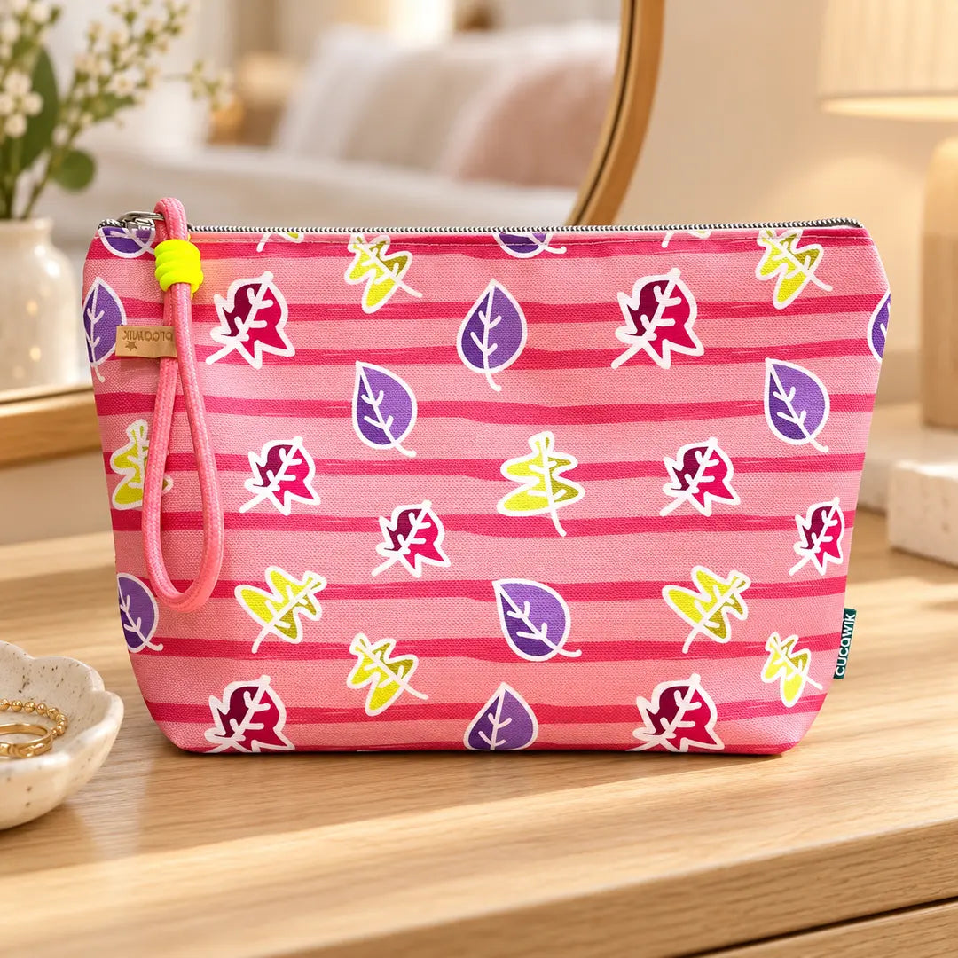 Necessaire Grande Impermeável Gal Folhas Outono Rosa Roxo Verde — em ambiente de lifestyle