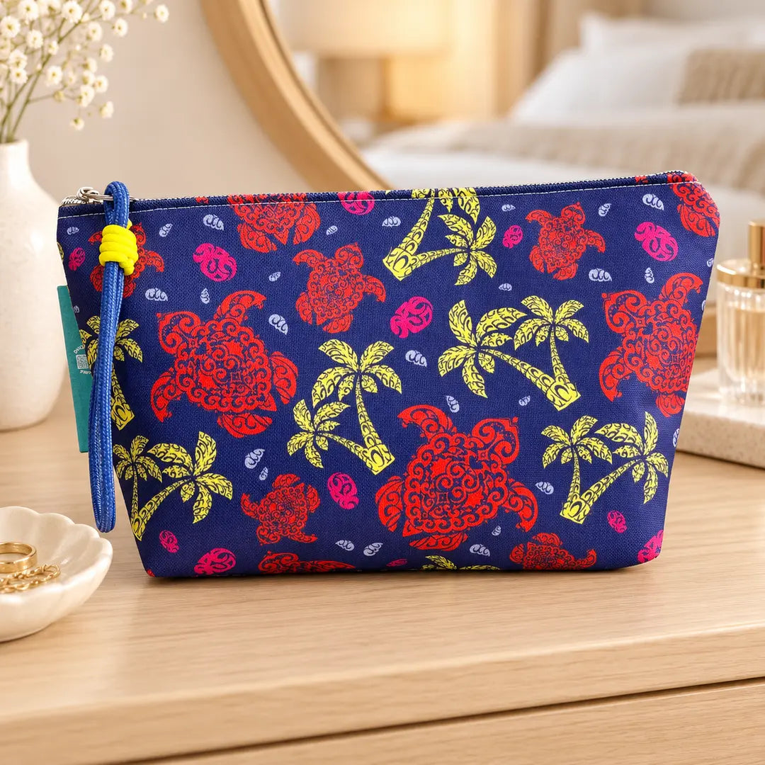 Necessaire Grande Impermeável Gal Tartarugas Tropicais — em ambiente de lifestyle