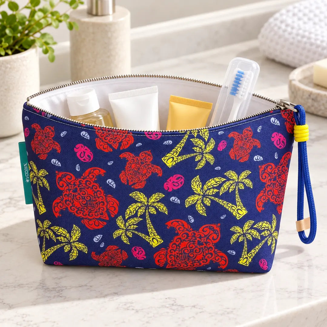 Necessaire Grande Impermeável Gal Tartarugas Tropicais aberta com produtos de higiene e cosmética