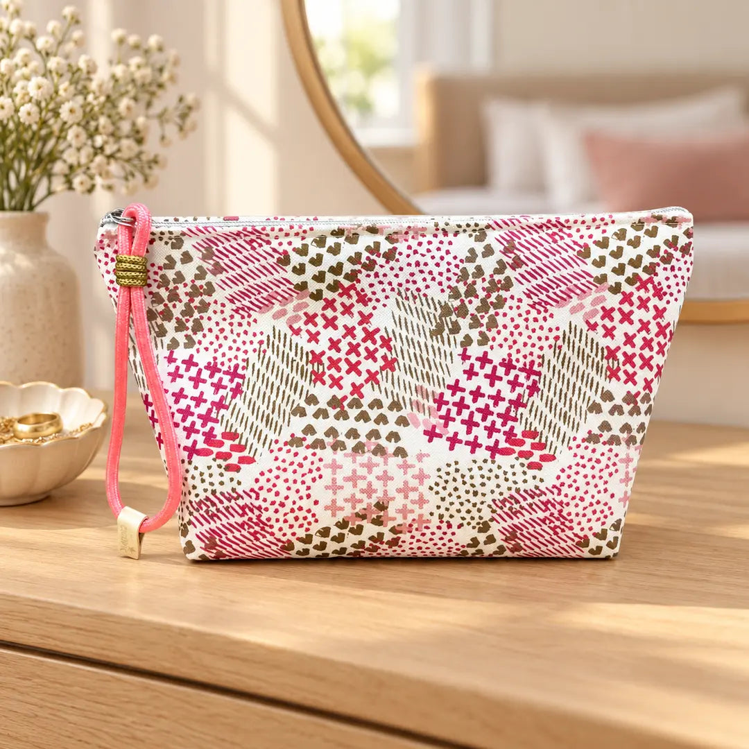 Necessaire Grande Impermeável Gal Patchwork Rosa Verde — em ambiente de lifestyle