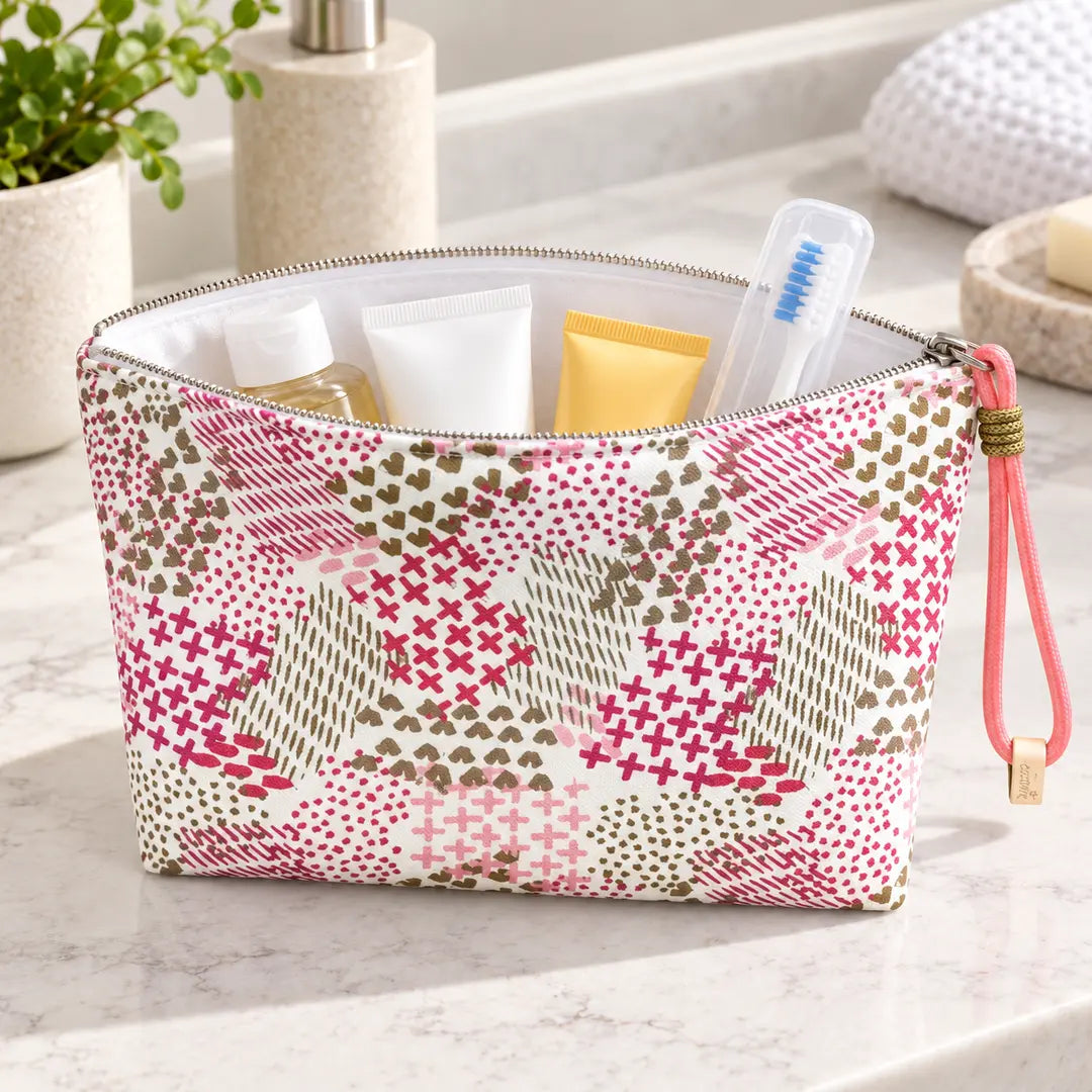 Necessaire Grande Impermeável Gal Patchwork Rosa Verde aberta com produtos de higiene e cosmética