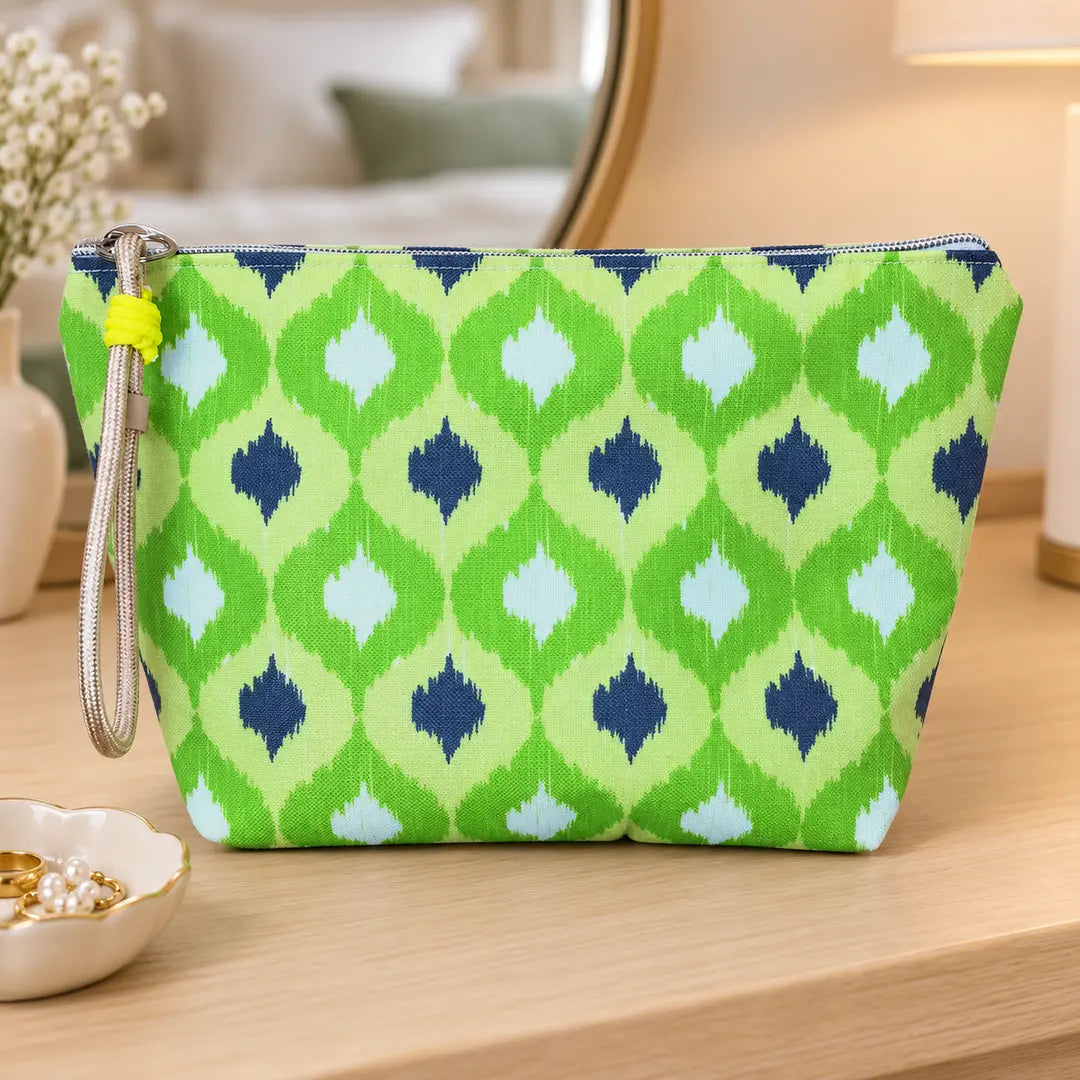 Necessaire Grande Impermeável Gal Ikat Verde Cinzento — em ambiente de lifestyle