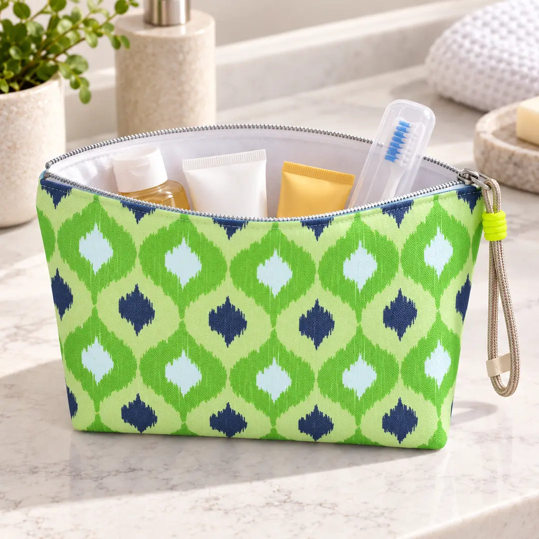 Necessaire Grande Impermeável Gal Ikat Verde Cinzento aberta com produtos de higiene e cosmética