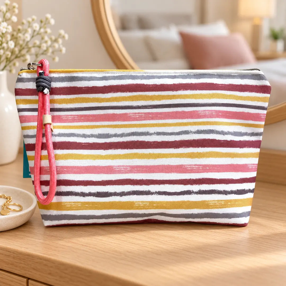 Necessaire Grande Impermeável Gal Riscas Pastel Aguarela — em ambiente de lifestyle