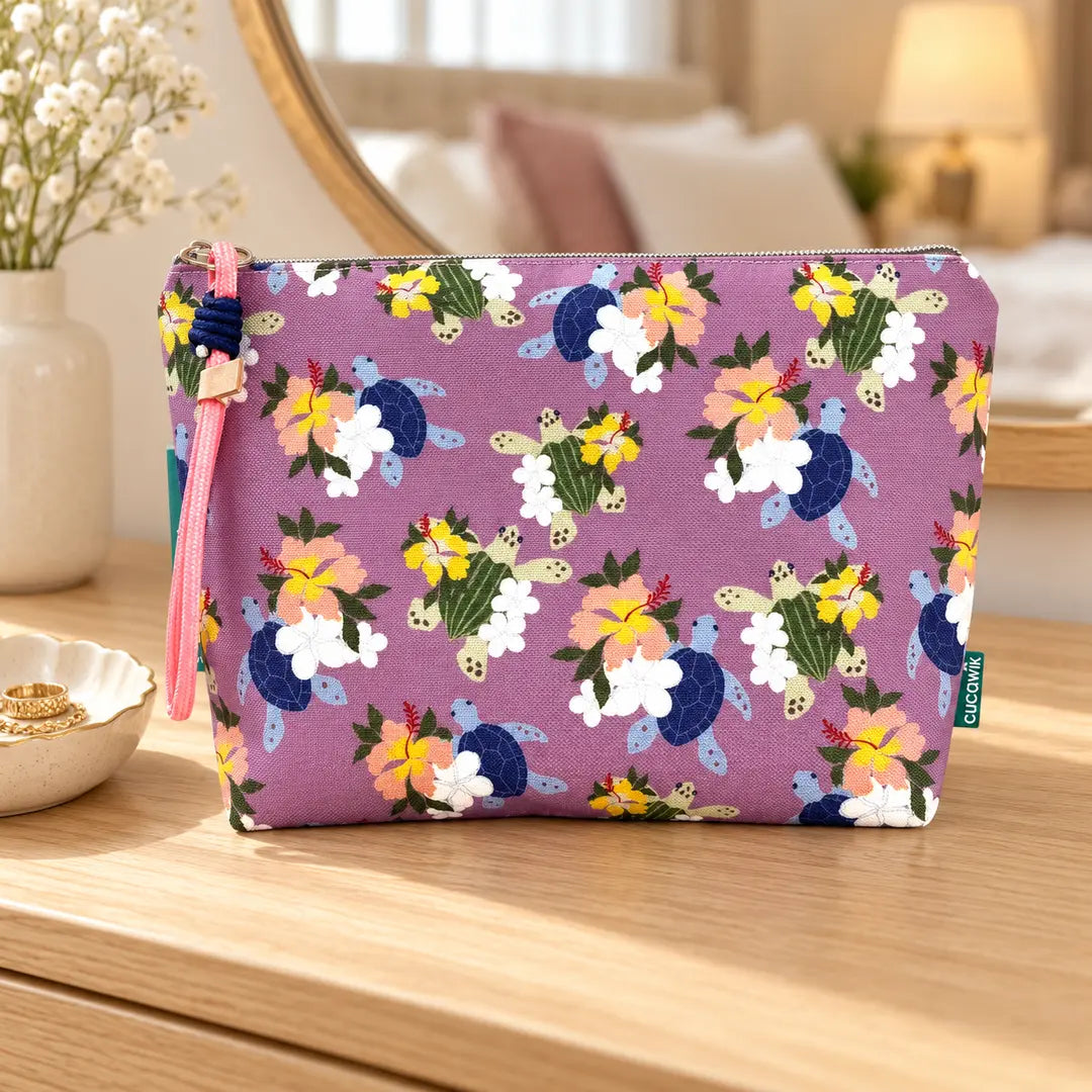 Necessaire Grande Impermeável Gal Tartarugas e Flores Tropical Lilás — em ambiente de lifestyle