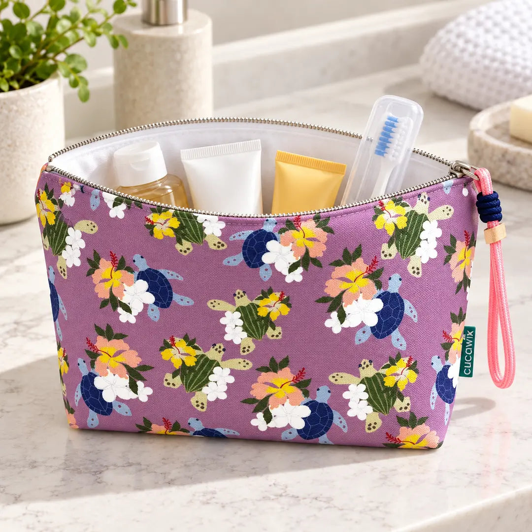 Necessaire Grande Impermeável Gal Tartarugas e Flores Tropical Lilás aberta com produtos de higiene e cosmética