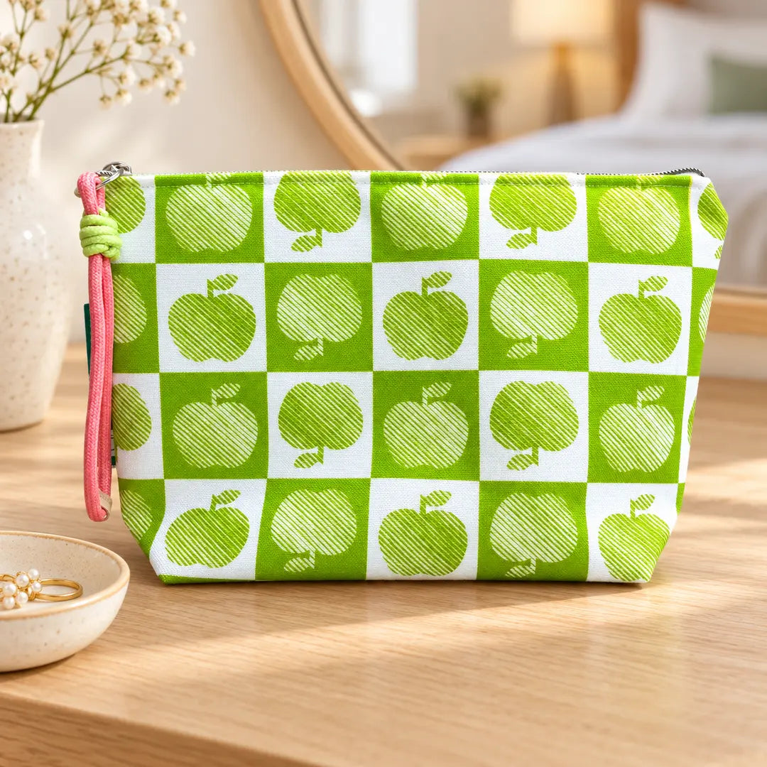 Necessaire Grande Impermeável Gal Maçãs Verdes Xadrez — em ambiente de lifestyle