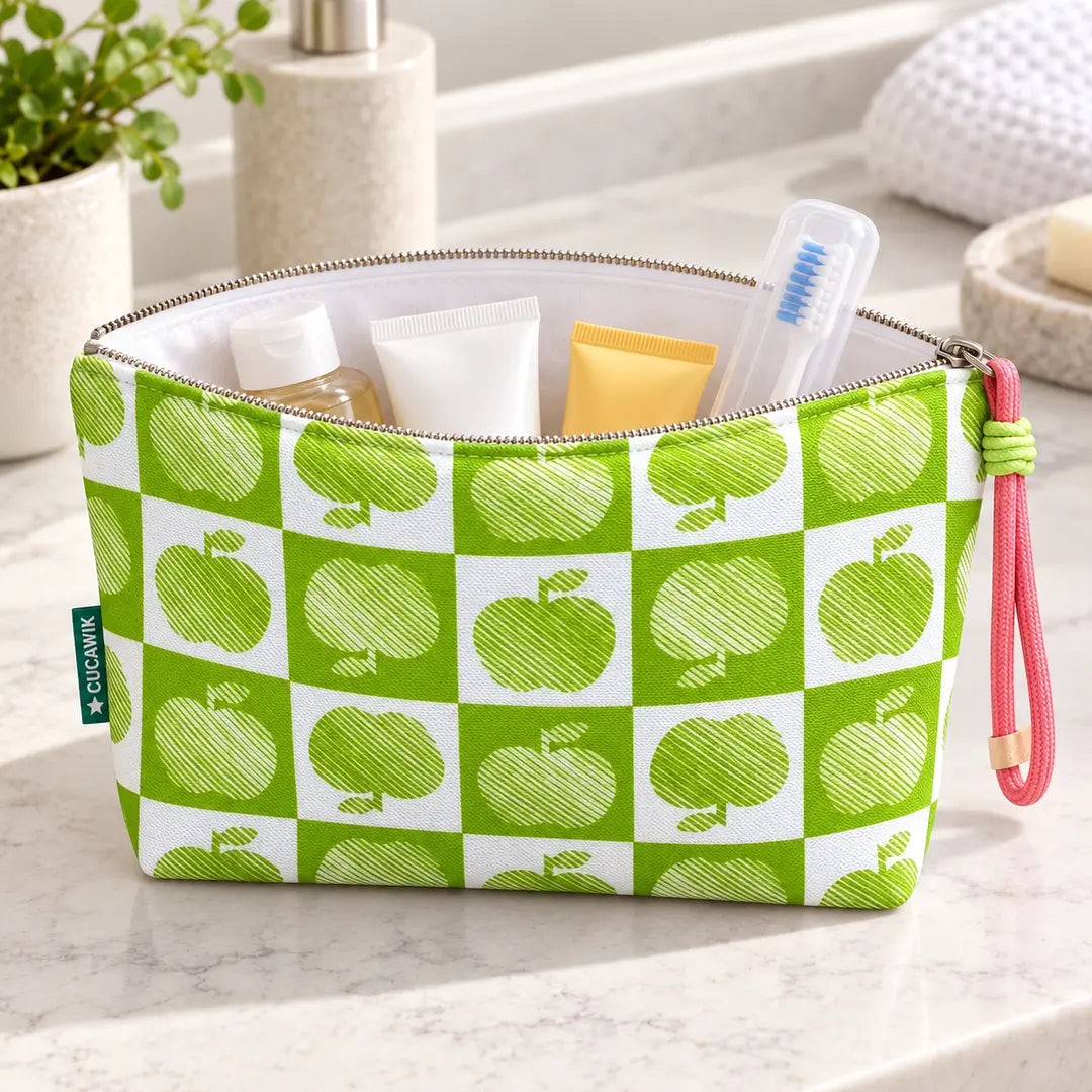 Necessaire Grande Impermeável Gal Maçãs Verdes Xadrez aberta com produtos de higiene e cosmética