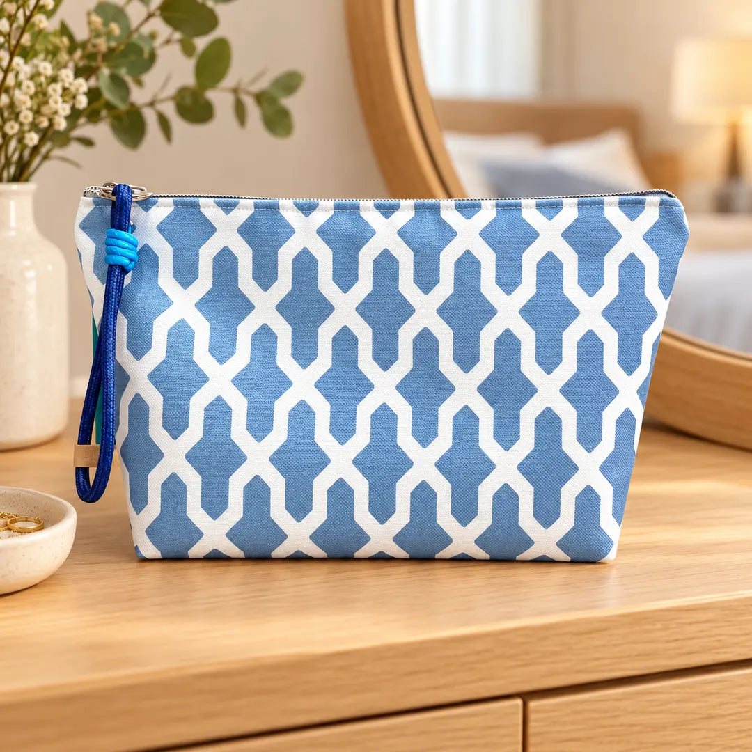 Necessaire Grande Impermeável Gal Interligado Orgânico Azul Claro — em ambiente de lifestyle