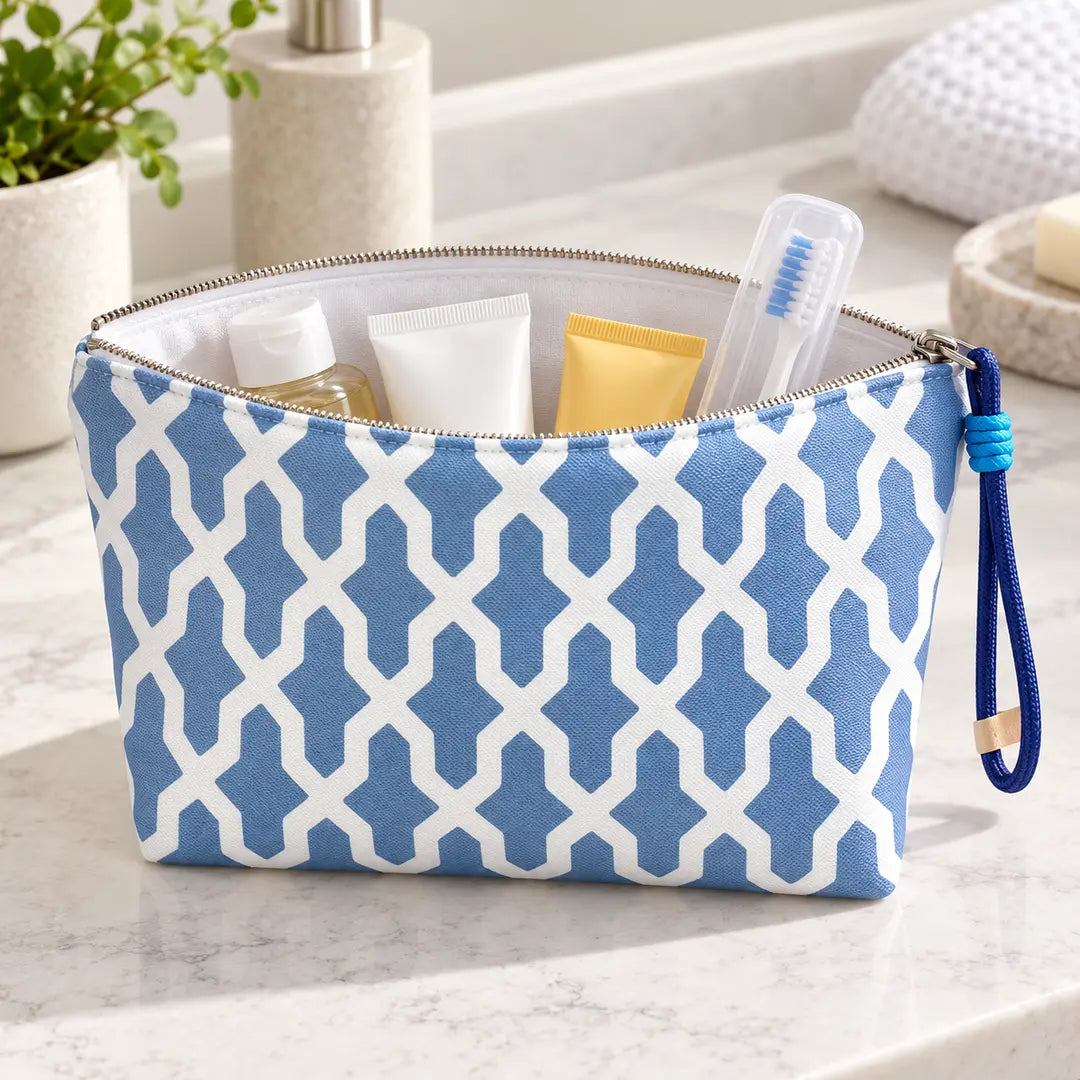 Necessaire Grande Impermeável Gal Interligado Orgânico Azul Claro aberta com produtos de higiene e cosmética