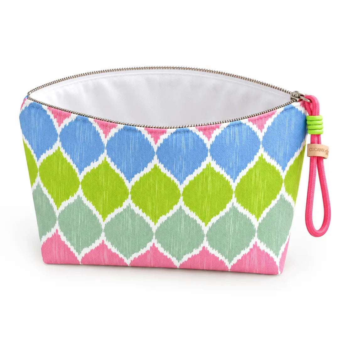 Necessaire Grande Impermeável Gal Ikat Pastel Rosa Verde Azul — aberta e vazia, interior branco sem forro