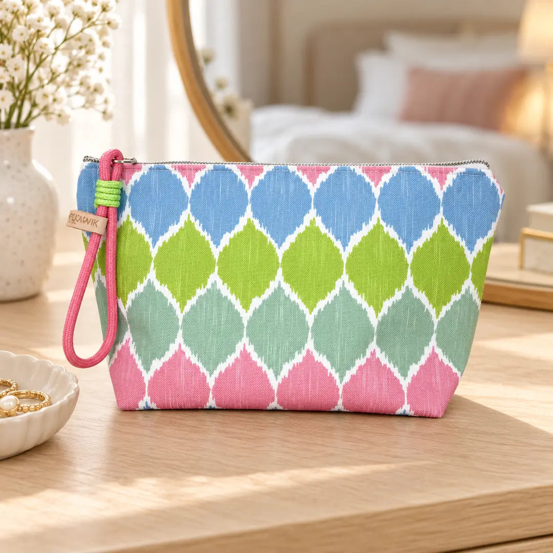 Necessaire Grande Impermeável Gal Ikat Pastel Rosa Verde Azul — em ambiente de lifestyle