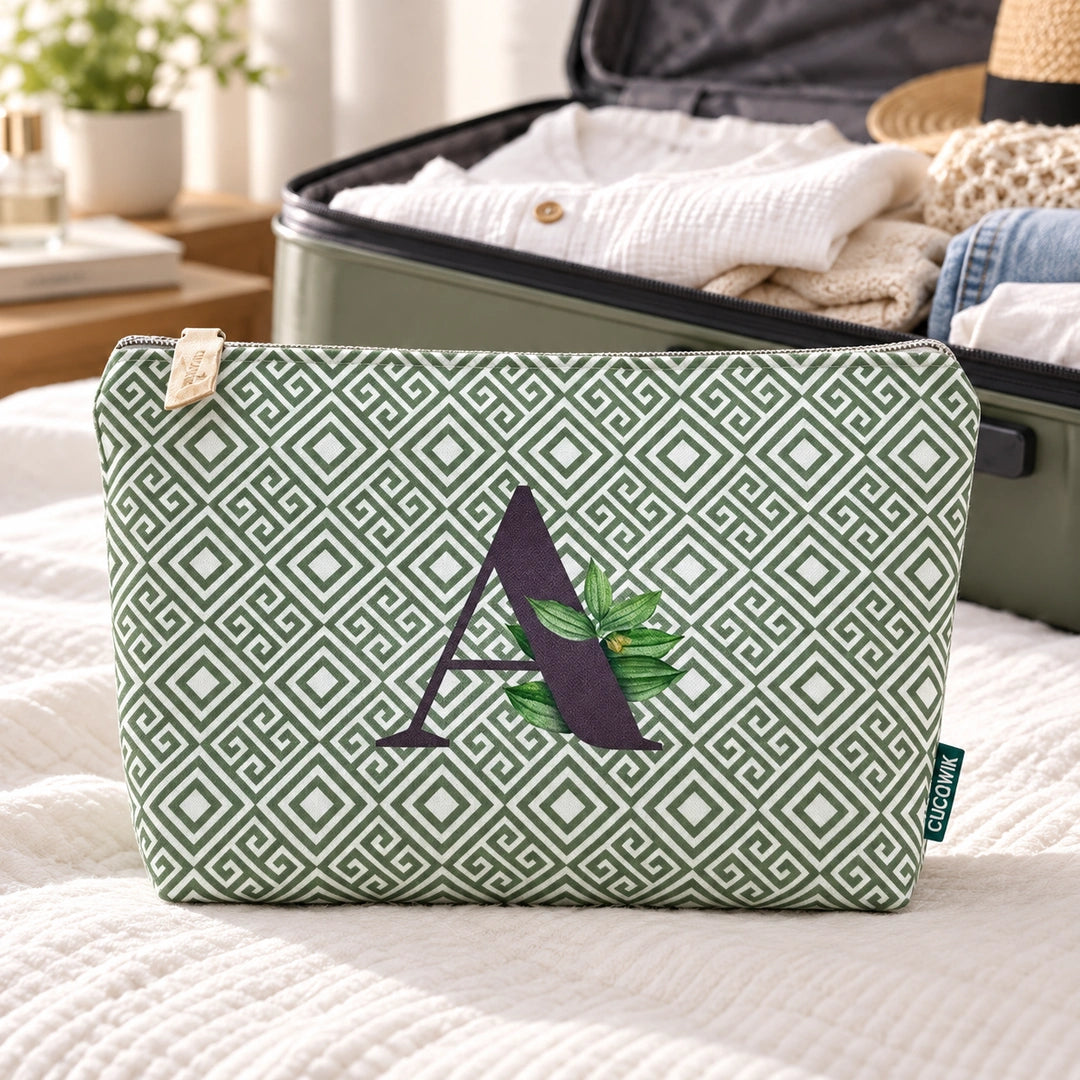 Bolsa Guta verde letra A — ambiente de viagem