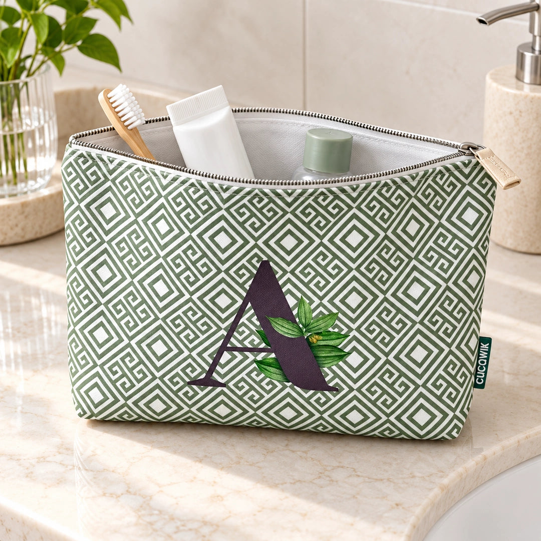 Bolsa Guta verde letra A aberta, com artigos de higiene e interior branco sem forro