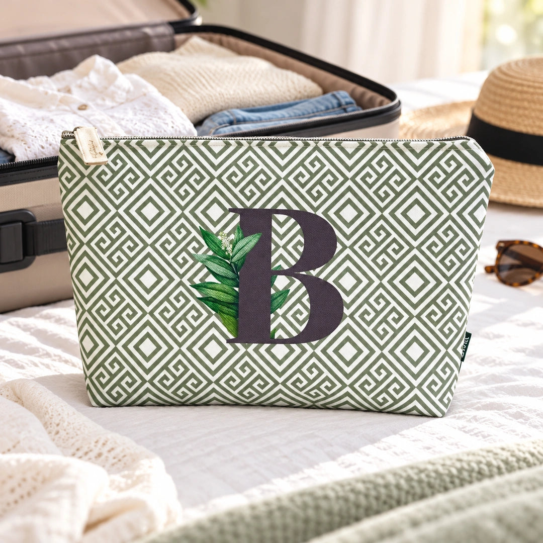 Bolsa Guta verde letra B — ambiente de viagem