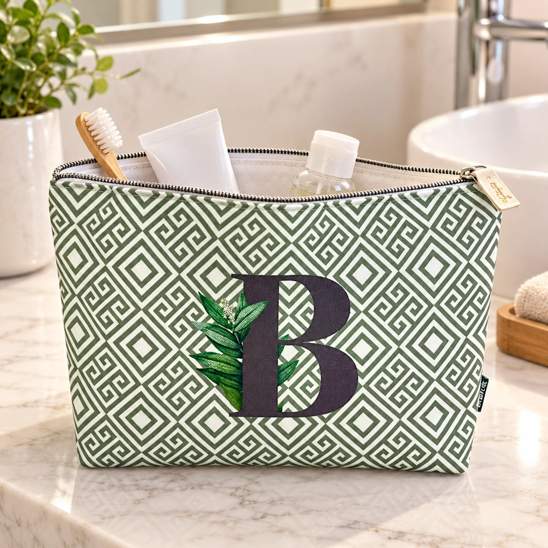 Bolsa Guta verde letra B — aberta em utilização com artigos de higiene