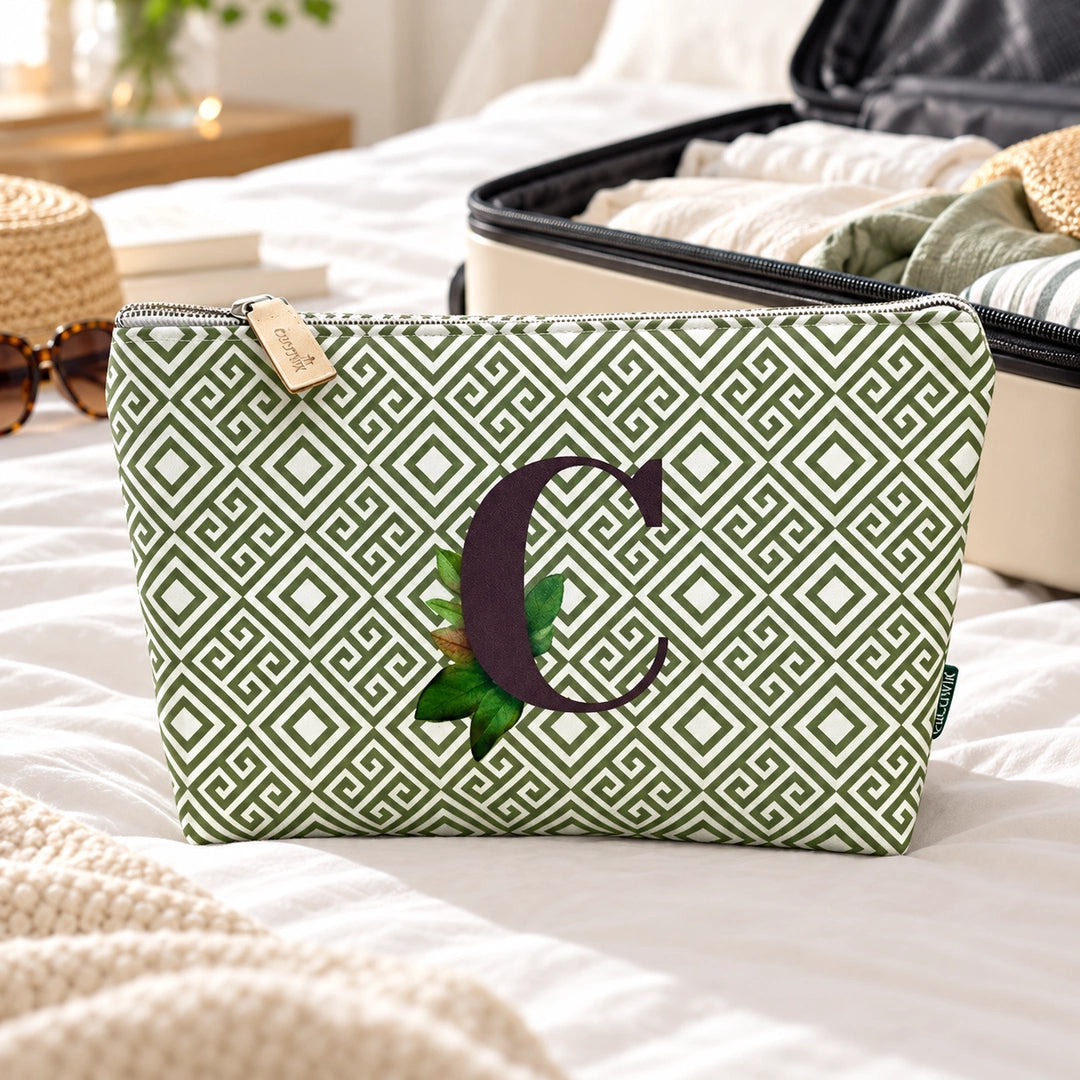 Bolsa Guta verde letra C — ambiente de viagem
