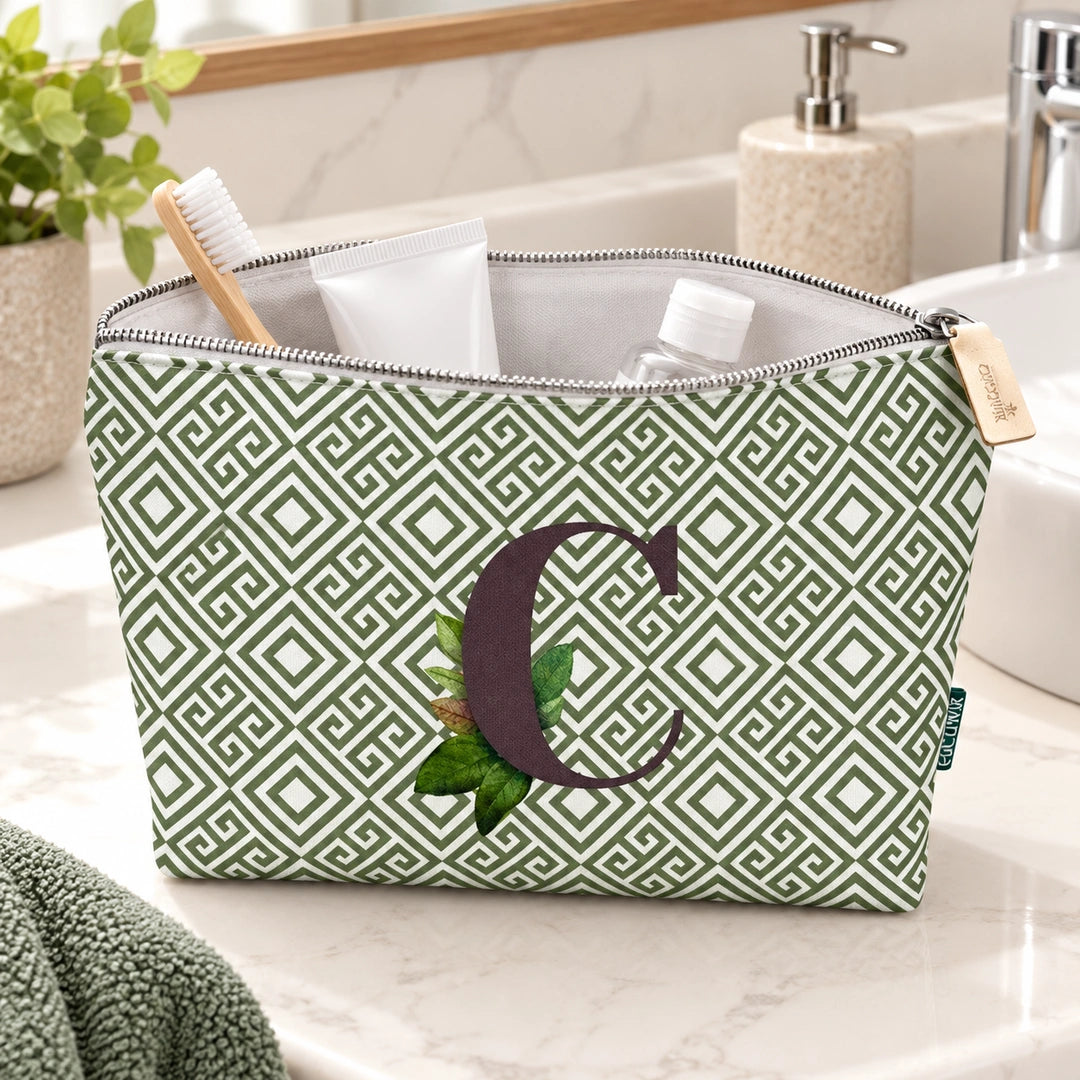Bolsa Guta verde letra C — aberta em utilização com artigos de higiene