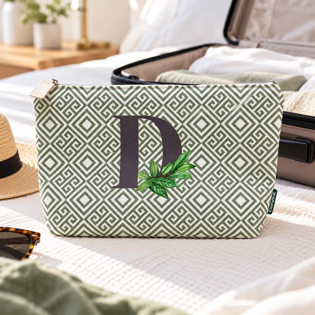 Bolsa Guta verde letra D — ambiente de viagem