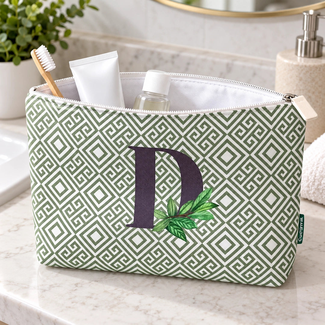 Bolsa Guta verde letra D — aberta em utilização com artigos de higiene