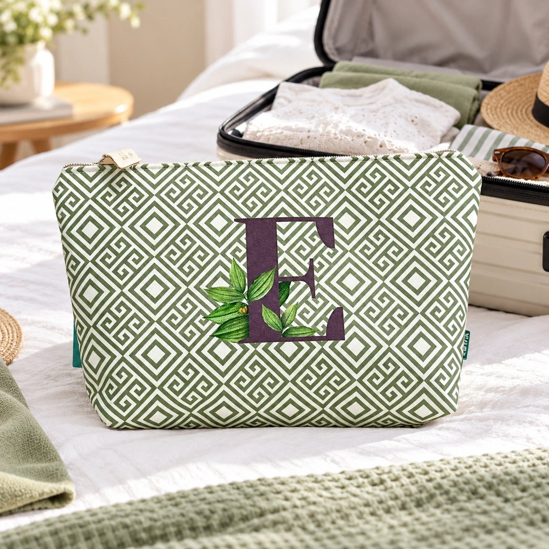 Bolsa Guta verde letra E — ambiente de viagem