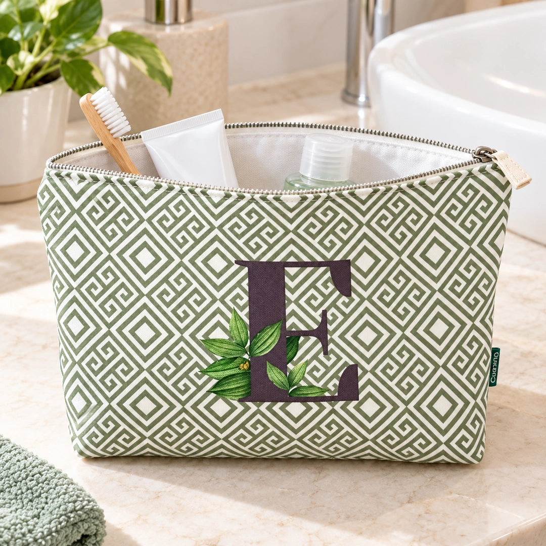 Bolsa Guta verde letra E — aberta em utilização com artigos de higiene