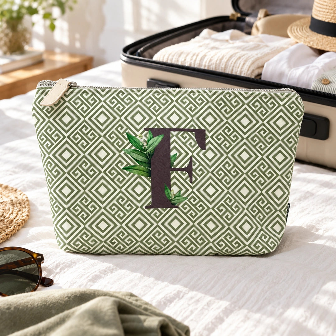 Bolsa Guta verde letra F — ambiente de viagem