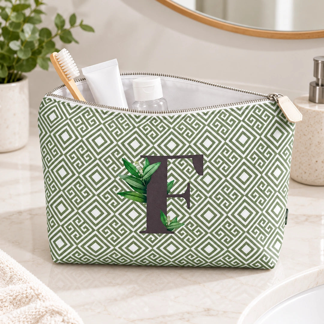 Bolsa Guta verde letra F — aberta em utilização com artigos de higiene