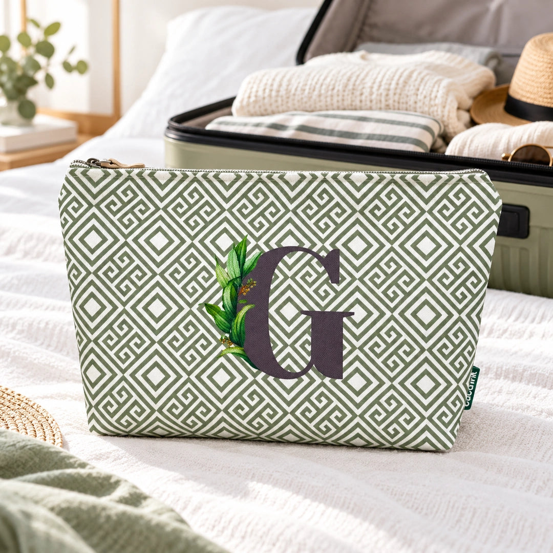 Bolsa Guta verde letra G — ambiente de viagem