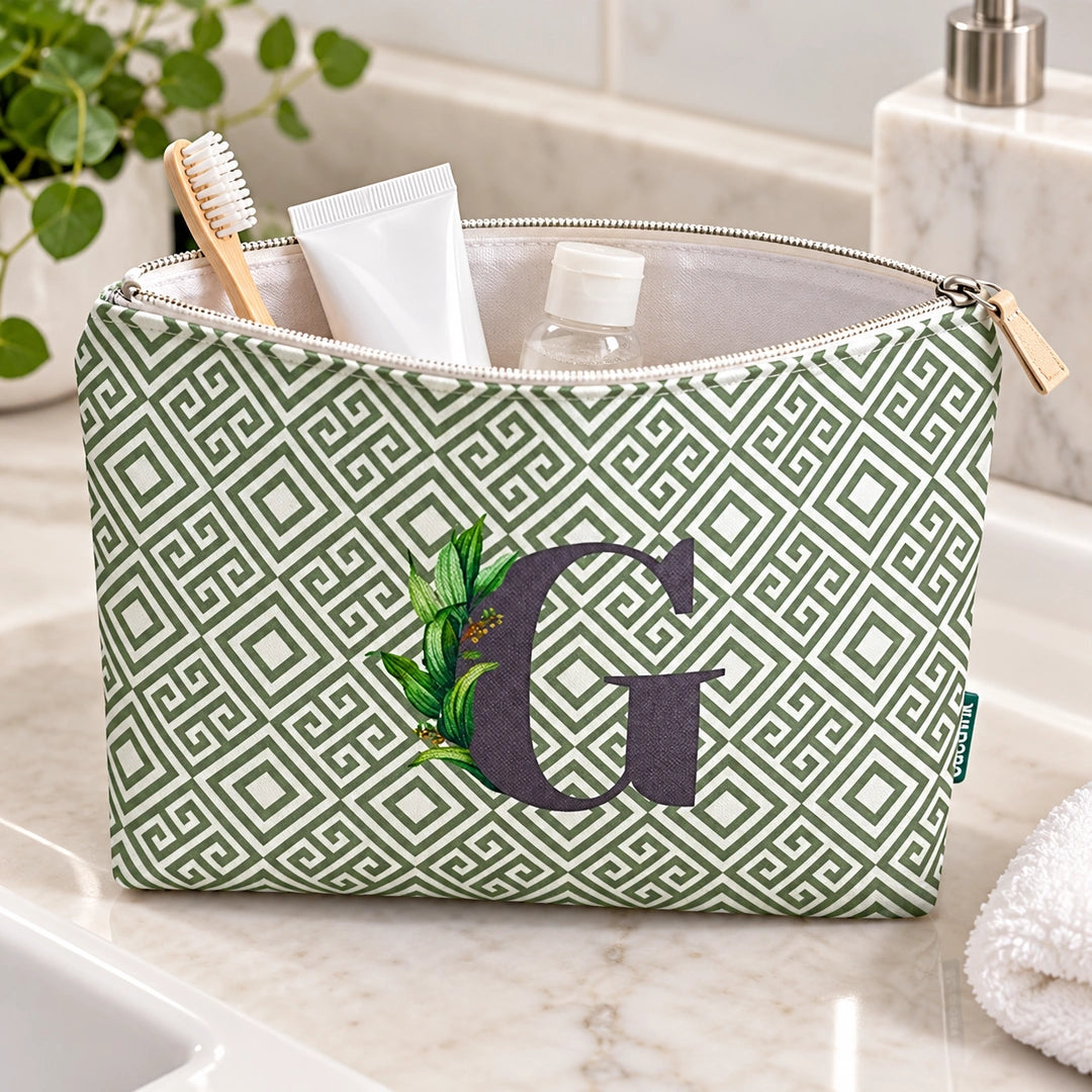Bolsa Guta verde letra G — aberta em utilização com artigos de higiene