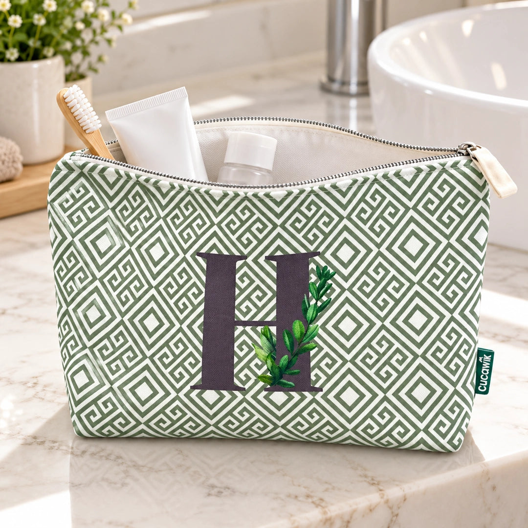 Bolsa Guta verde letra H — aberta em utilização com artigos de higiene