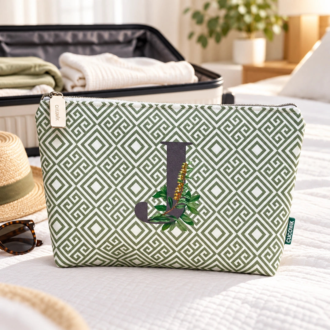 Bolsa Guta verde letra J — ambiente de viagem