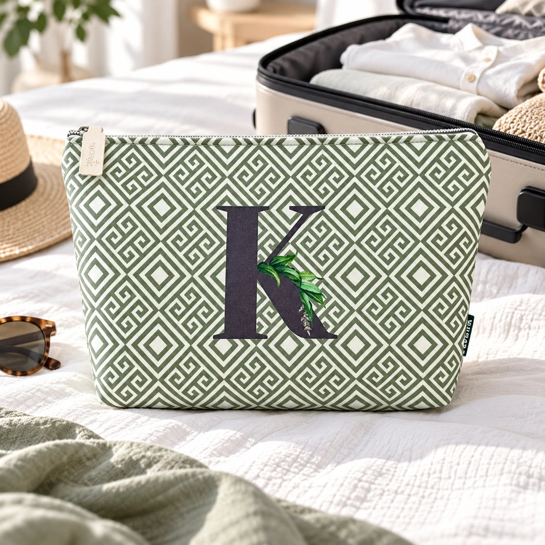 Bolsa Guta verde letra K — ambiente de viagem