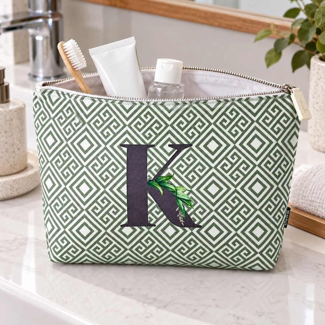 Bolsa Guta verde letra K — aberta em utilização com artigos de higiene