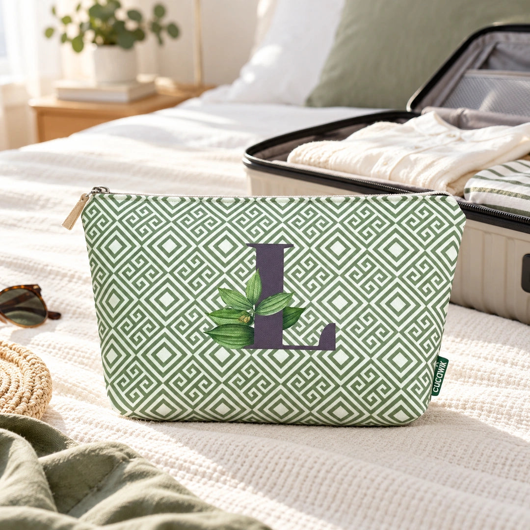 Bolsa Guta verde letra L — ambiente de viagem