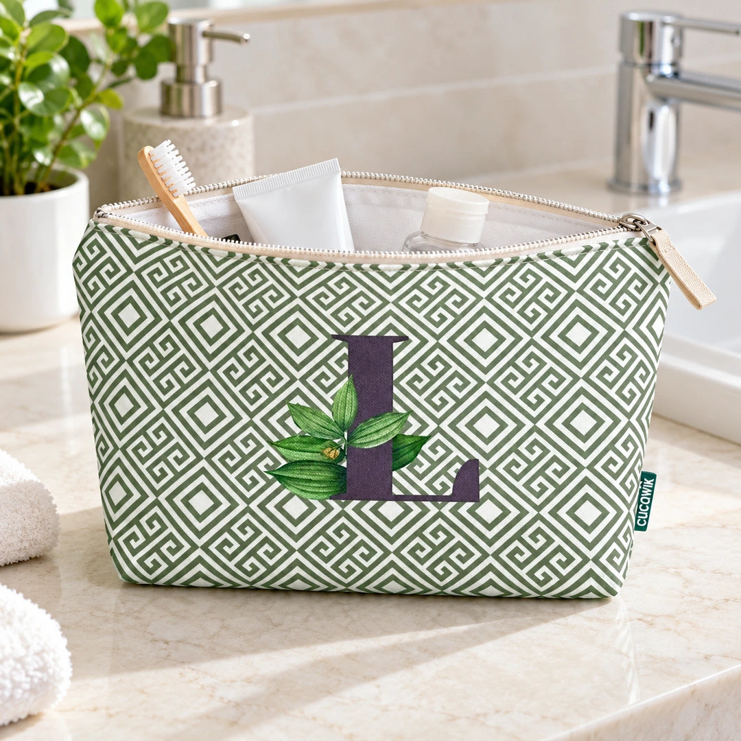 Bolsa Guta verde letra L — aberta em utilização com artigos de higiene