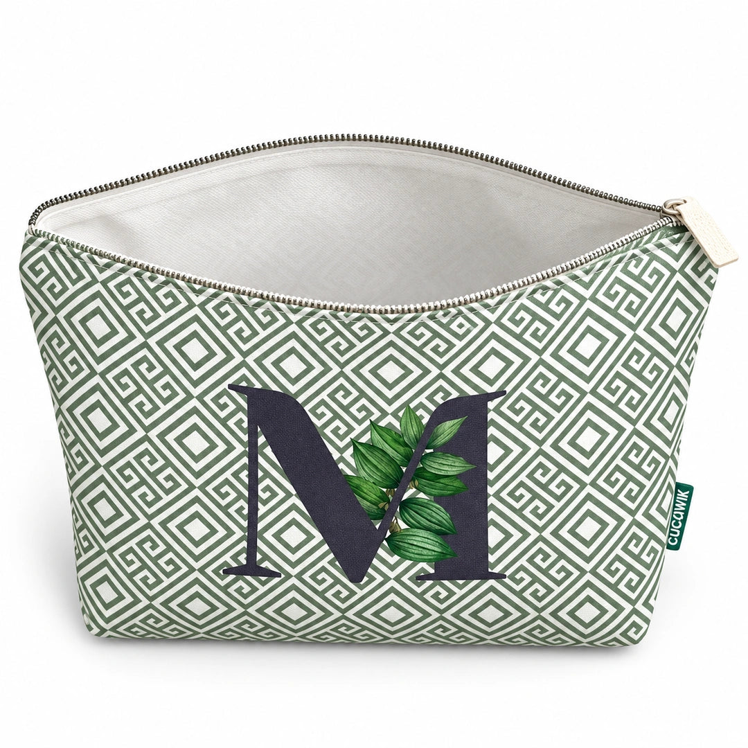 Bolsa Guta verde letra M — aberta e vazia, interior branco sem forro e sem divisórias