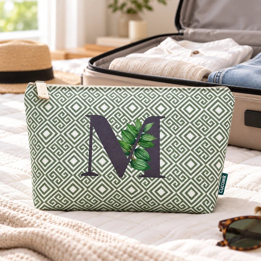 Bolsa Guta verde letra M — ambiente de viagem
