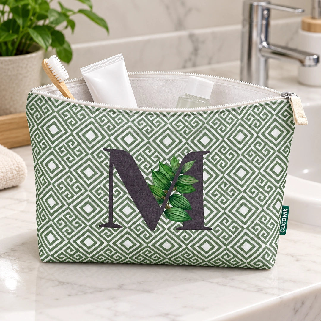 Bolsa Guta verde letra M — aberta em utilização com artigos de higiene