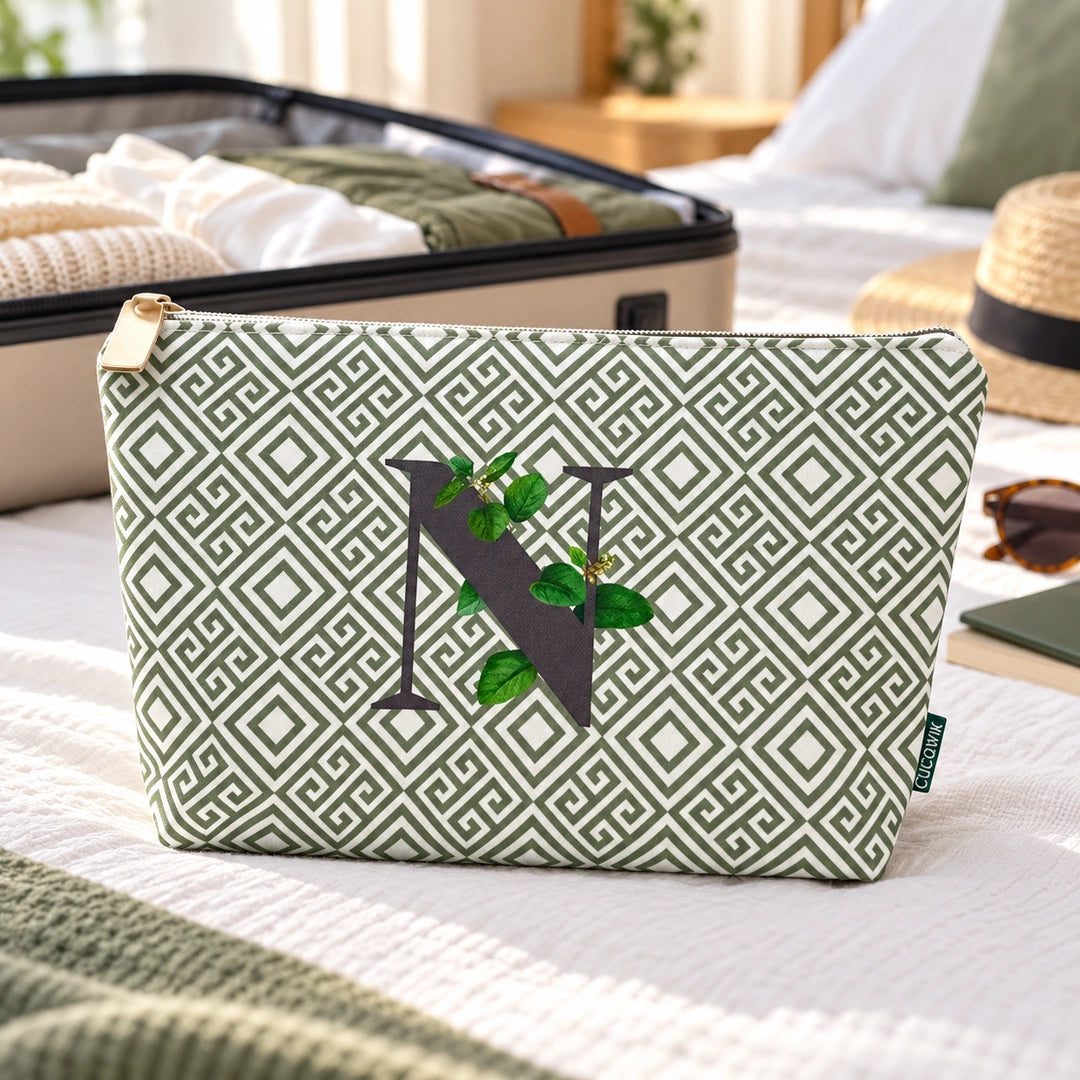 Bolsa Guta verde letra N — ambiente de viagem