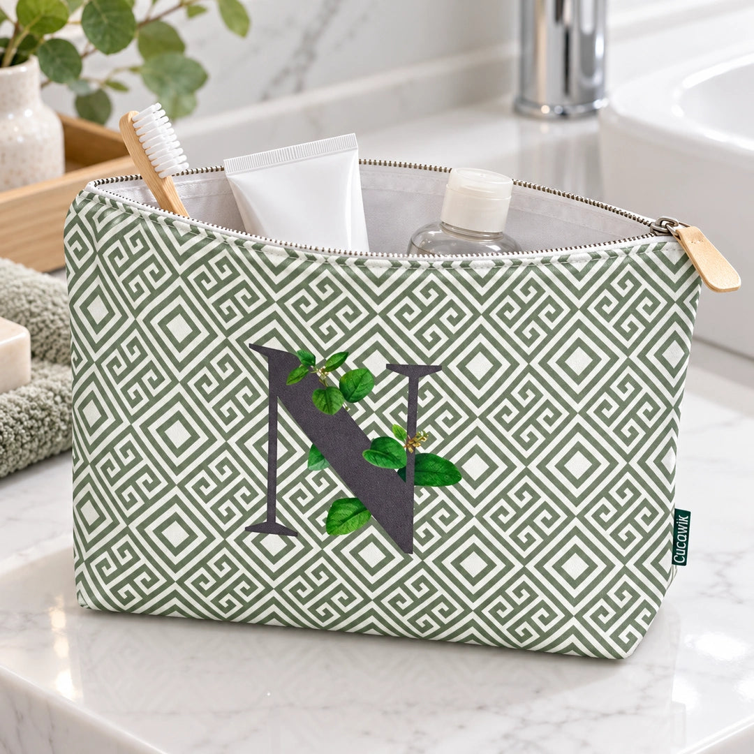 Bolsa Guta verde letra N — aberta em utilização com artigos de higiene