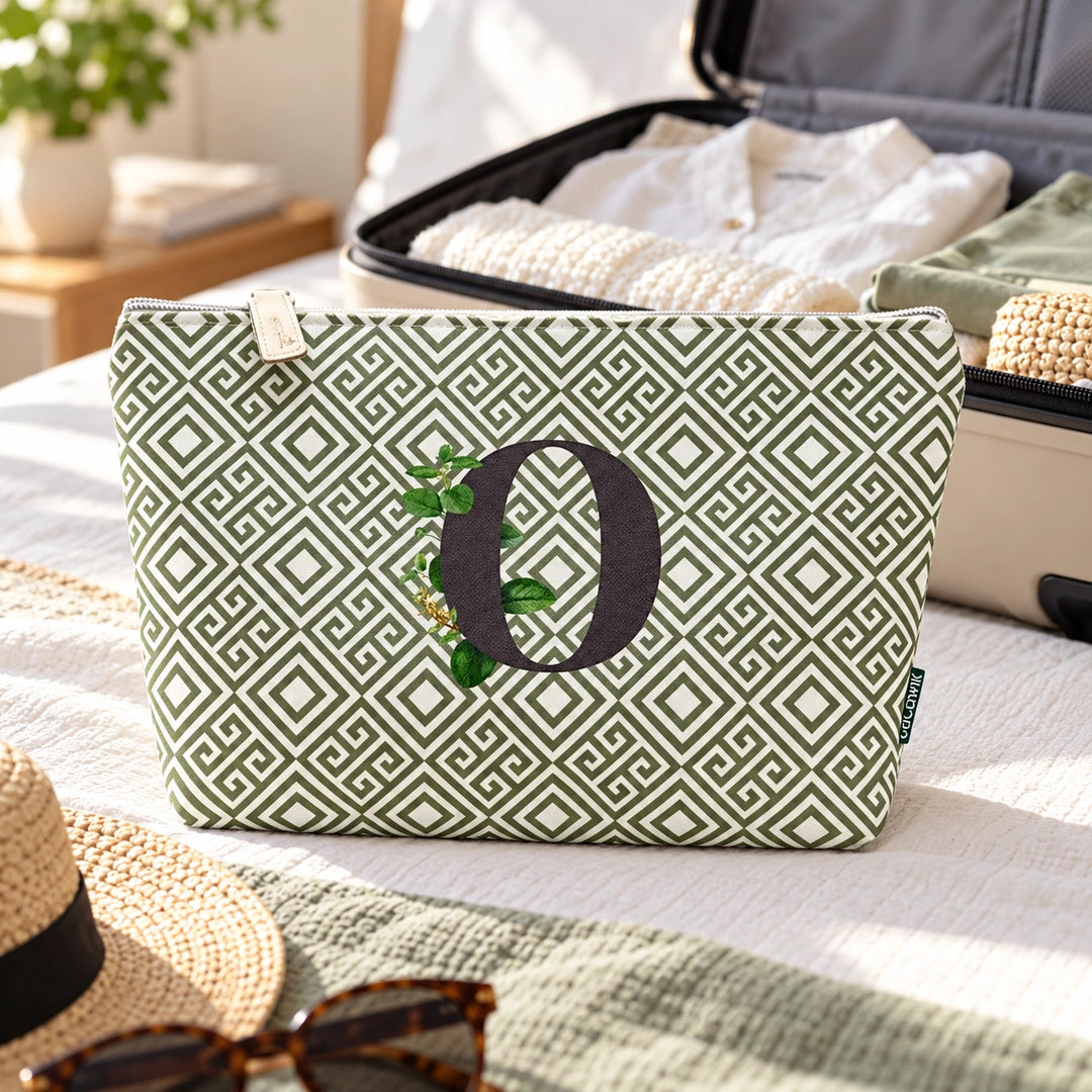 Bolsa Guta verde letra O — ambiente de viagem