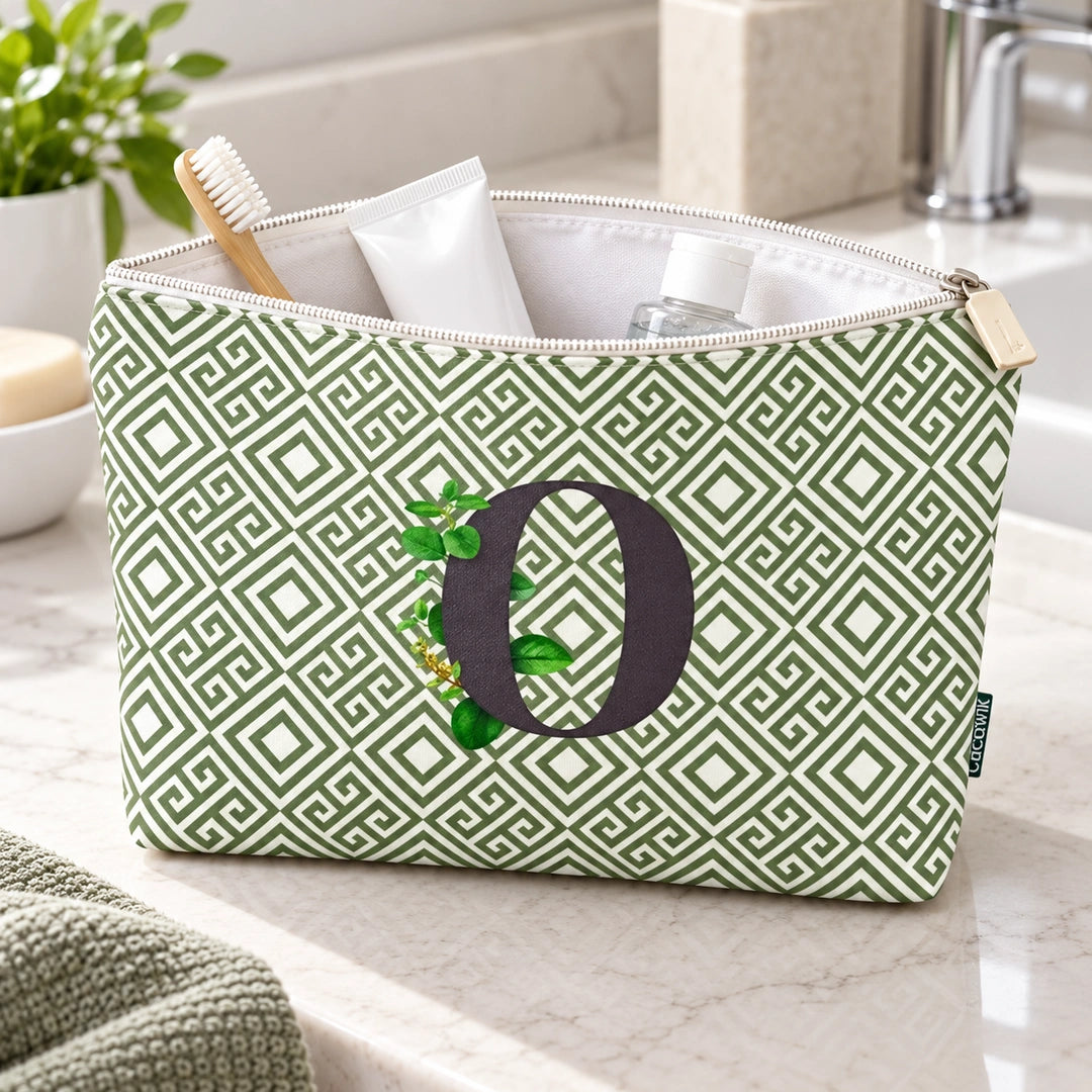 Bolsa Guta verde letra O — aberta em utilização com artigos de higiene