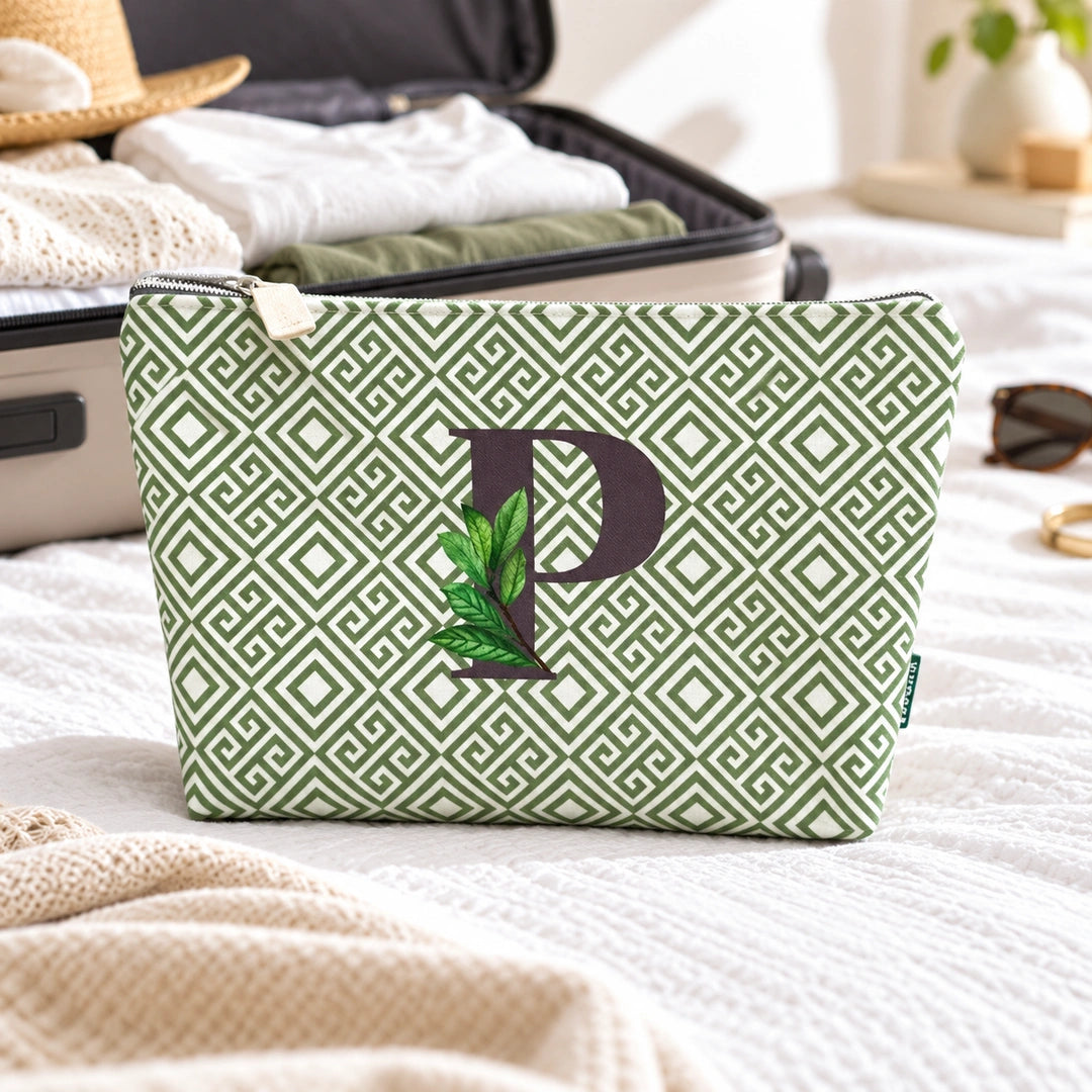 Bolsa Guta verde letra P — ambiente de viagem