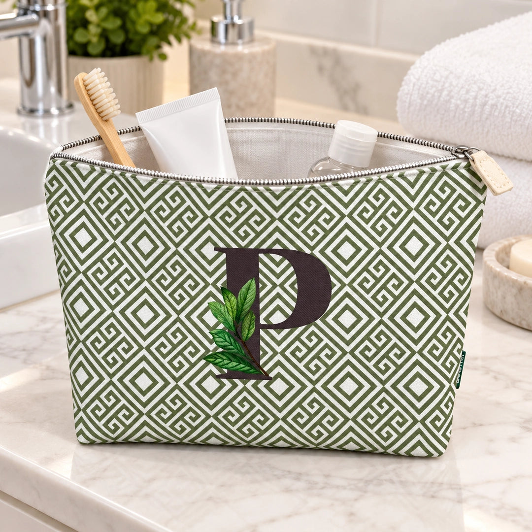 Bolsa Guta verde letra P — aberta em utilização com artigos de higiene