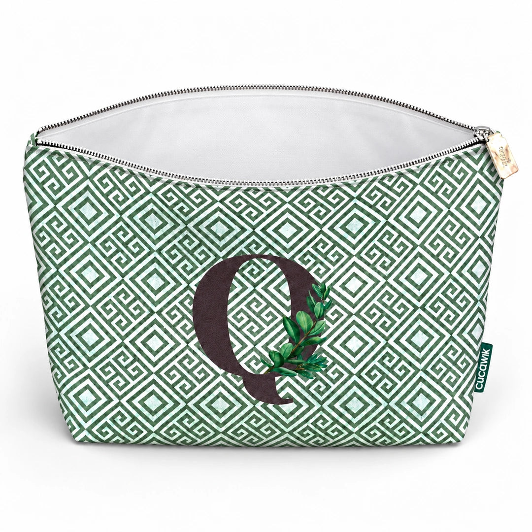 Bolsa Guta verde letra Q aberta e vazia, com interior branco, sem forro e sem divisórias.