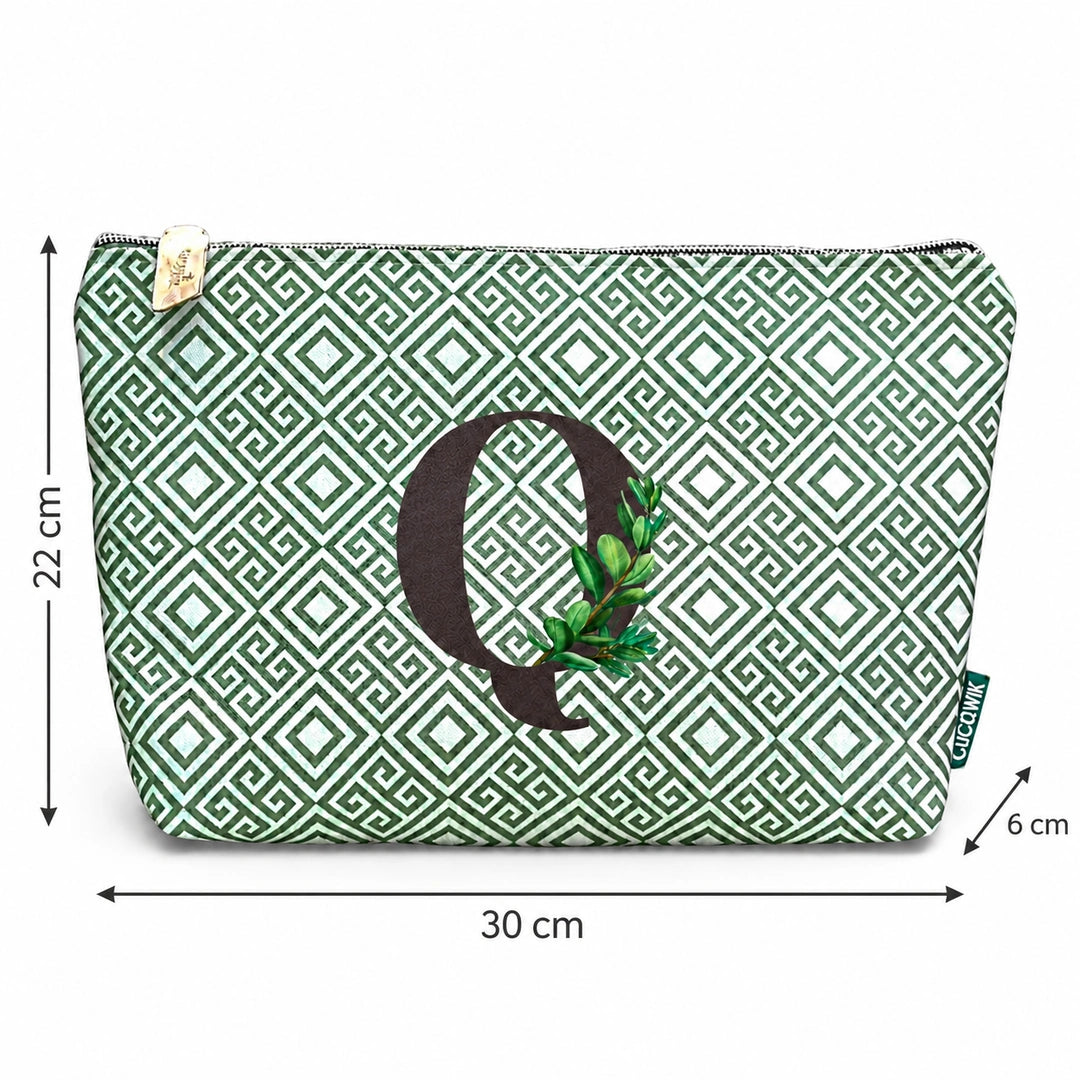 Bolsa Guta verde letra Q com medidas 30 × 22 × 6 cm.